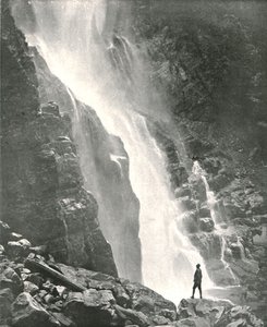Ein Wasserfall im Hügelland, Dehra Dun, Indien, 1895 von W and S Ltd