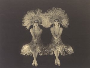 Die Dolly Sisters, 1920er Jahre von Walery