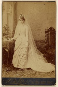 [Unbekannte Frau im Hochzeitskleid, stehend] von Walker