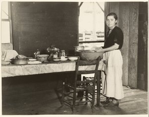 [Elizabeth Tengle am Küchentisch]/[Paralee Ricketts arbeitet in der Küche] von Walker Evans