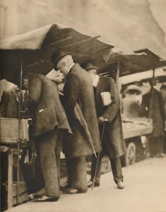 An einem der Buchstände des Farringdon Road Marktes, ca. 1935