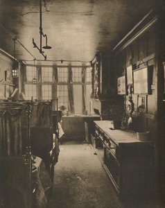 Erster Stock Grillraum des Cock mit Blick auf die Fleet Street, ca. 1935 von Walter Benington