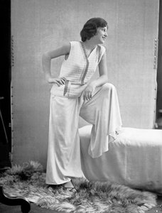 Modell in einem von Anita Pittoni entworfenen Kleid, ca. 1940