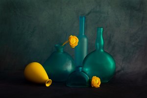 Türkise Flaschen Gelbe Blumen von Wendy Xu