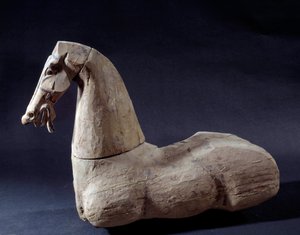 Chinesische Kunst: Holzpferd. Skulptur aus der Han-Zeit. Paris, Musée Cernuschi