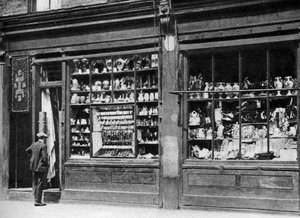 Pfandleihhausfront, Bow, London, 1926-1927 von Whiffin