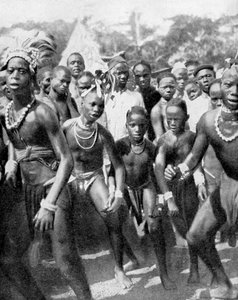 Jungentänzer als Mädchen verkleidet, Stamm der Yafouba, Westafrika, 1936