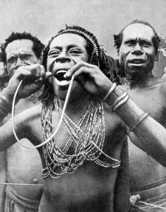 Schlucken von Stöcken in einem zeremoniellen Ritual, Neuguinea, 1936