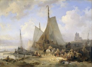Fischerboote am Strand mit Fischern und Frauen, die den Fang sortieren
