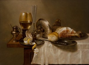 Stillleben mit einem Römer, einer umgestürzten Silber-Tazza, einer Flöte, einem Brötchen und Schinken auf einem Tisch von Willem Claesz. Heda