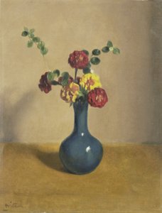 Ein Strauß Ringelblumen in einer blauen Vase