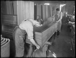 Anpassen der Seiten und des Bodens des Holzsarges, Oneida, New York, 3. April 1916