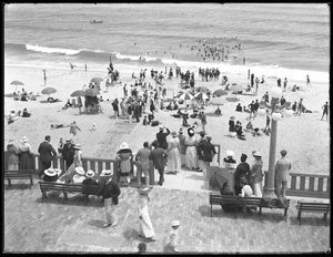 Strandbesucher und Badegäste, Deal, New Jersey, Juli 1916 von William Davis Hassler