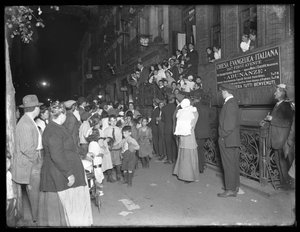 Menschenmengen an der John Hall Memorial Chapel, 63rd Street und Second Avenue, New York, 25. September 1914