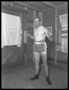 Englischer Boxer William Thomas Wells (Bombardier Billy Wells), posierend in Trainingskleidung mit Gewichtszügen, ca. 1911 von William Davis Hassler