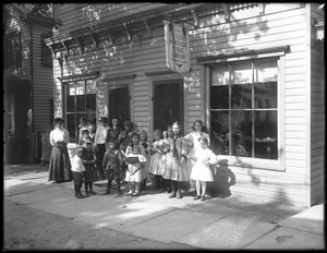 Gruppe von Kindern vor der Whitestone-Filiale der Queens Borough Public Library, ca. 1912 von William Davis Hassler