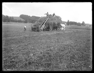 Heuwagen, Landarbeiter und Kinder, die Apparatur zum Heben des Heus zeigen, McCready Farm, Crawford County, Pennsylvania, ca. 1913