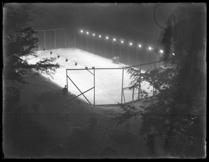 Hohe Ansicht eines nicht identifizierten Sandtennisplatzes bei Nacht, undatiert, Juli 1915