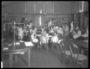 Innenansicht einer nicht identifizierten Filiale der Queens Borough Public Library, ca. 1910 von William Davis Hassler