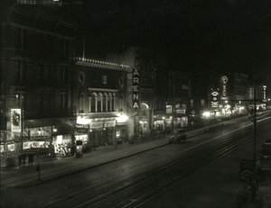 Nachtansicht auf der Südseite der 23rd Street zwischen Sixth und Seventh Avenues von William Davis Hassler