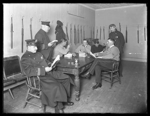 Offiziere entspannen sich in einer nicht identifizierten Polizeistation, ca. 1913-14 von William Davis Hassler