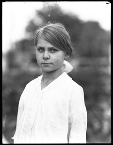Draußen Porträtaufnahme eines unbekannten kleinen Mädchens in einem weißen Kleid, Juli 1915
