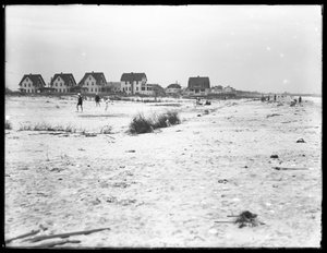Zweite Hälfte einer Panoramasicht auf Strandgrundstücke und den Strand, Belle Harbor, Queens, 11. Juli 1915 von William Davis Hassler