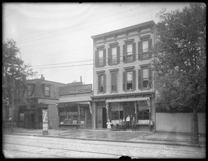 Sieben Kinder posieren vor einer nicht identifizierten Filiale der Queens Borough Public Library, New York, ca. 1910