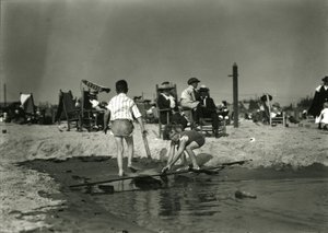 Zwei Kinder spielen mit Holzresten im seichten Wasser, Coney Island, ca. 1910-21 von William Davis Hassler