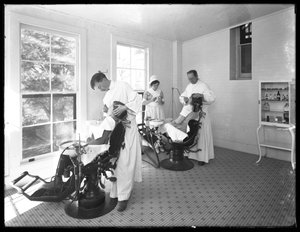 Zwei Patienten werden untersucht, Zahnarztzimmer, Seton Hospital, Spuyten Duyvil, Bronx, 30. Oktober 1914