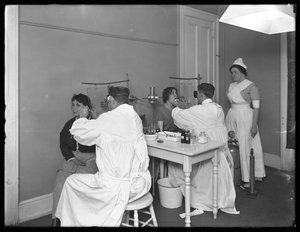 Zwei Patienten werden untersucht, Untersuchungsraum Nr. 1, Seton Hospital, Spuyten Duyvil, Bronx (30. Oktober 1914)