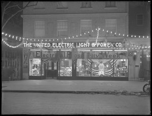 Schaufenster der United Electric Light und Power Company dekoriert für 
