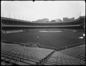 Blick auf die Polo Grounds von den Tribünen zum Spielfeld und zur Haupttribüne, New York, 3. Juli 1914