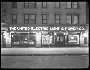 Weitblick auf die Schaufensterauslage der United Electric Light und Power Company in der W. 138th Street und Hamilton Place, New York City, 17. Dezember 1914