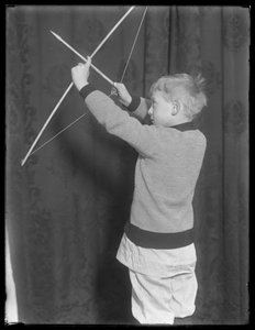 William Gray Hassler posiert mit Bogen und Pfeil, ca. 1912 von William Davis Hassler