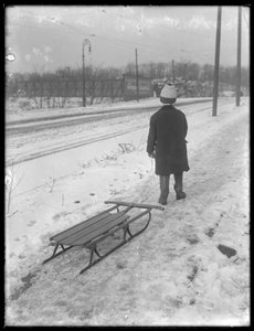 William Gray Hassler mit seinem neuen Schlitten, ca. 1912