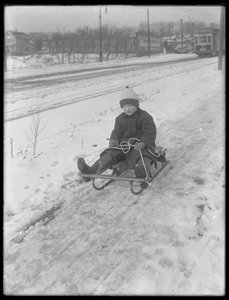 William Gray Hassler mit seinem neuen Schlitten, um 1912 von William Davis Hassler