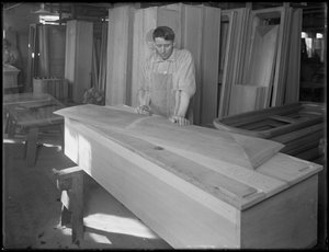Arbeiter passt ein Stück eines Sargdeckels an, Oneida, New York, 3. April 1916