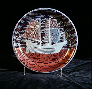 Ladegerät mit Silberglanz, mit einer Galeone, die auf einem roten Glanzmeer segelt