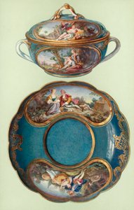 Ecuelle und Stand, Sèvres, Türkisblau, mit Tafeln nach Boucher (Farblithografie)