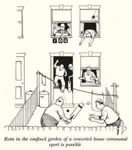 Selbst im begrenzten Garten eines umgebauten Hauses ist Gemeinschaftssport möglich (Lithografie) von William Heath Robinson