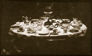 Ein elegant gedeckter Tisch, ca. 1841 von William Henry Fox Talbot