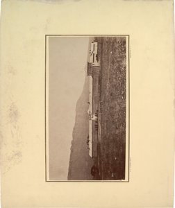 Ansicht eines Palisadenzauns mit mehreren Männern am Eingangstor, 1871 von William Hicks Jackson