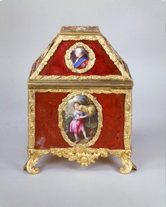 George III Kasten mit einer Uhr im Stil von James Cox, um 1770 von William Hopkins Craft