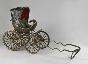 Bemalter und vergoldeter Kinderwagen