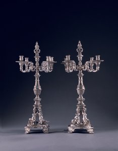 Paar sehr wichtige deutsche vierarmige Kandelaber, in Auftrag gegeben für George II, hergestellt von Balthasar Friedrich Behrens, Hannover, 1736-37 von William Kent