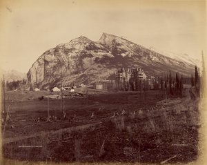 Twin Peaks und C.P.R. Hotel, Banff von William McFarlane Notman