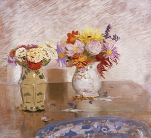 Zwei Vasen mit Blumen und ein blauer Teller