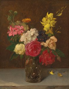 Blumen in einer geschliffenen Glasvase