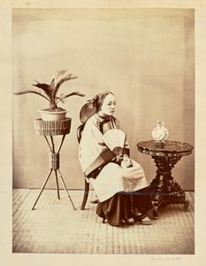 [Studio-Porträt einer sitzenden jungen Frau mit Fächer] von William Saunders